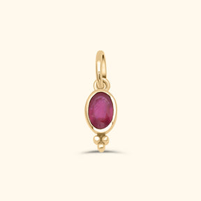 Gold plated birthstone hanger met ovale robijn en sierlijk detail – Josephina Jewelry